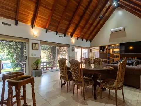 Casa en Venta con 3 cocheras