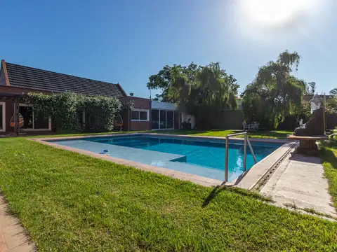 VENTA CASA 4 DORMITORIOS PILETA QUINCHO EN FISHERTON