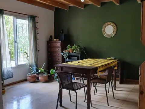 Casa 8 ambientes con 2 baños
