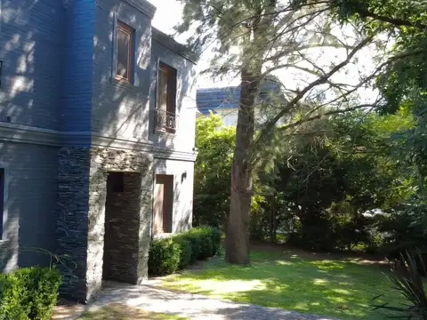 Casa 8 ambientes con 5 baños