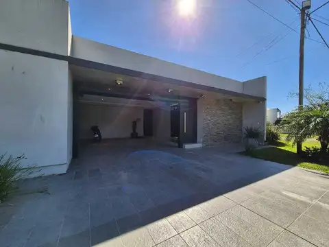 Micaela Bastida esquina Remedios de Escalada