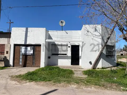 97 Esquina 4, Casa a refaccionar 2 dormitorios en venta