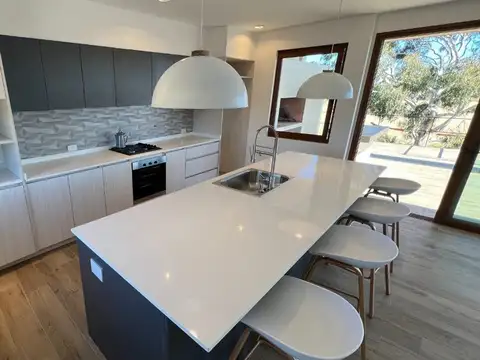 Casa 6 ambientes con 4 baños