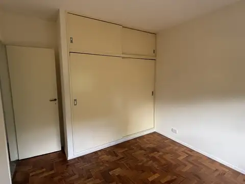 Mario Bravo 300, Piso 2