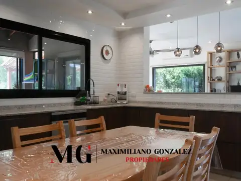 Casa en Venta con 2 cocheras