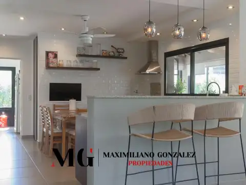 Casa 9 ambientes con 3 baños