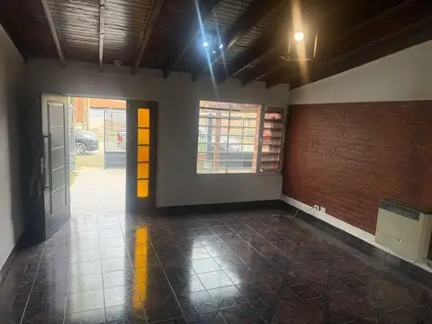 Casa 5 ambientes con 1 baño