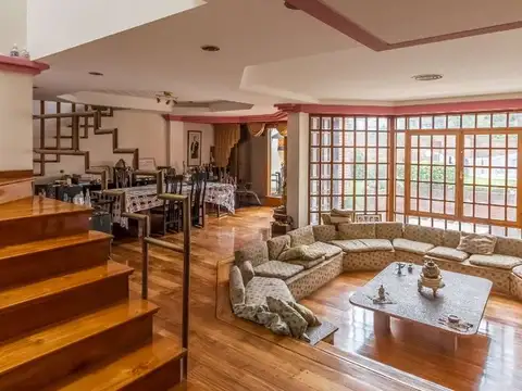 excelente Casa 2 plantas 7 ambientes , coch x 2 autos piscina parrilla jardin