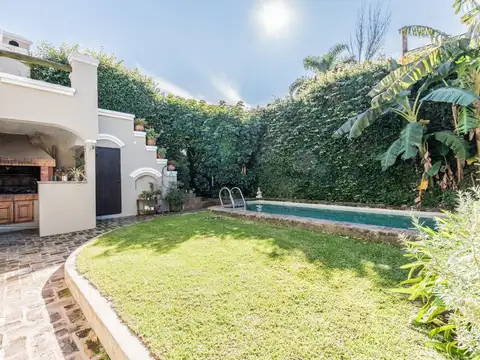 CASA EN VENTA EN PUNTA CHICA CON JARDIN Y PILETA