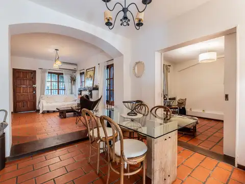 Casa 4 ambientes con 2 baños