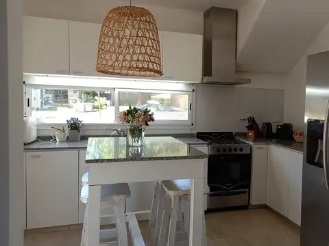 Casa 4 ambientes con 3 baños