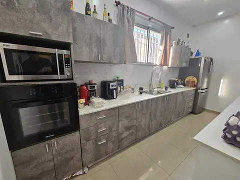 Casa 6 ambientes con 2 baños