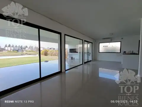 Casa 5 ambientes con 3 baños