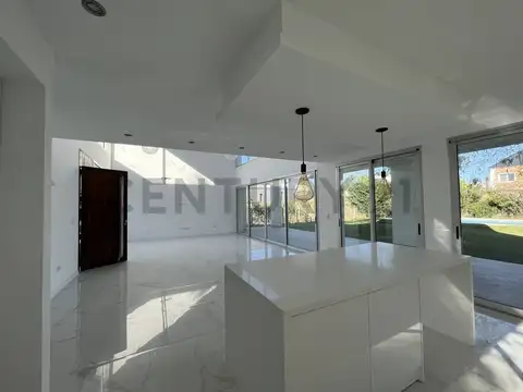 Casa en Venta con 2 cocheras