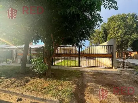Vende Casa moderna de 2 dormitorios y amplio jardín en zona Canales de Plottier