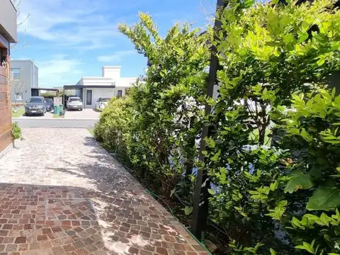 Casa en Venta con 3 cocheras