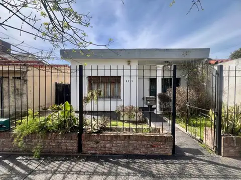 VENTA CASA DE 3 AMBIENTES EN CASTELAR