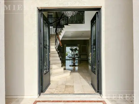 Casa en venta sobre lote a la laguna Barrio Costas Puertos