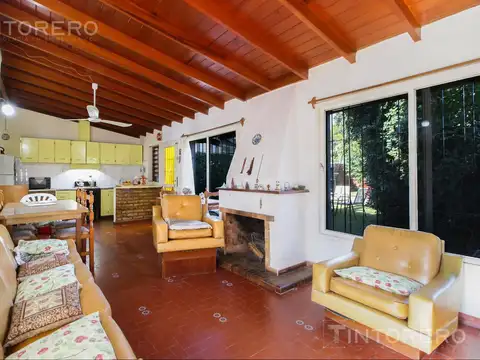 Venta casa 4 ambientes, apta crédito y sin reubicación.  Amplio jardín. Carapachay