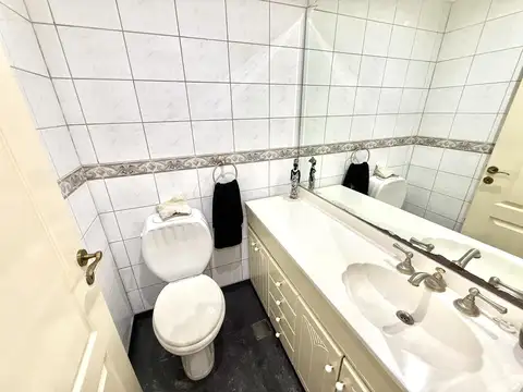 Casa 4 ambientes con parque, quincho y pileta - Temperley