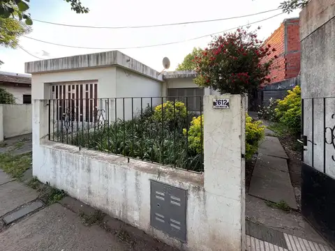 VENTA - Casa tres dormitorios, cochera y parque en Soldini