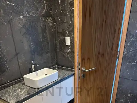 Casa 8 ambientes con 2 baños