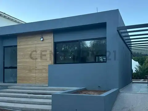 Casa en Venta con 2 cocheras