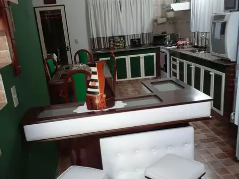 Casa en Venta con 3 cocheras