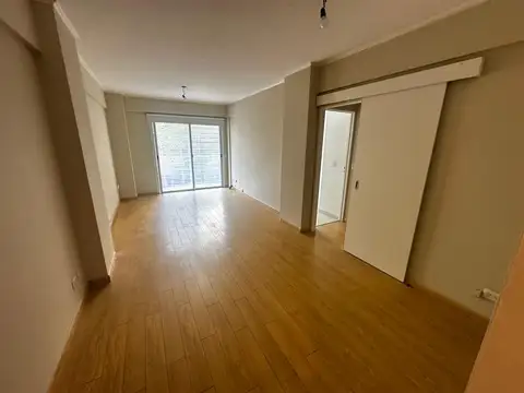 3 AMBIENTES AL FRENTE CON BALCÓN CORRIDO - COCHERA FIJA CUBIERTA - EXCELENTE UBICACION!