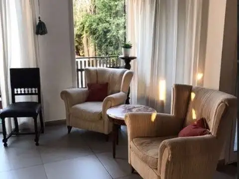 EXCELENTE DEPTO EN DUPLEX,3 AMB+ESCRITORIO,C/DOBLE COCHERA, BALCON C/PARRILLA, A 3 DE CENTENARIO