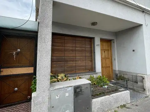 Casa en  venta con dos viviendas, lote de 8,66 x 29,69 - Wilde