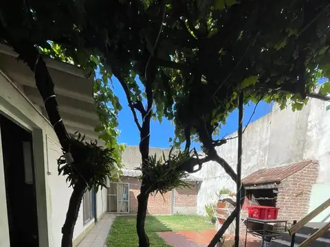 Casa en  venta con dos viviendas, lote de 8,66 x 29,69 - Wilde