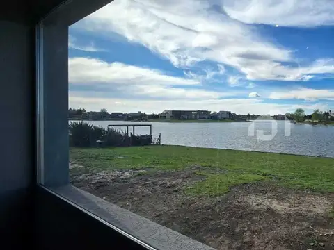 Casa en venta a la laguna en San Sebastian Area 10 100