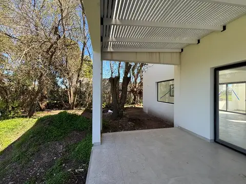 Casa en Venta con 3 cocheras