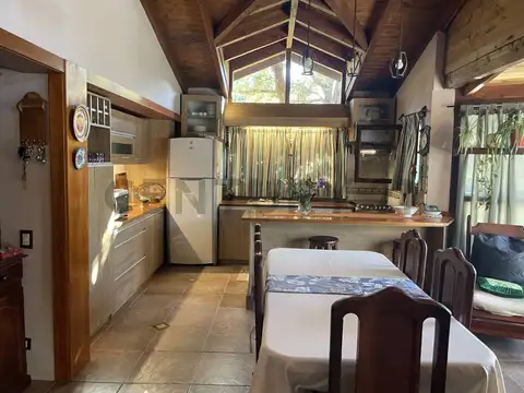 Casa 4 ambientes con 2 baños