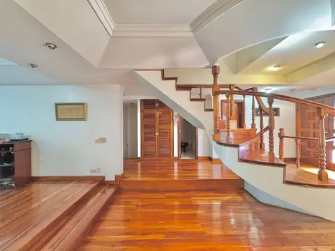 Casa 8 ambientes con 5 baños