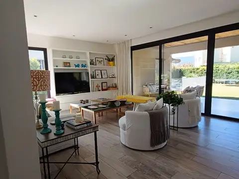 Casa 7 ambientes con 4 baños