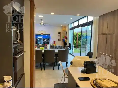 Casa en Alquiler con 1 cochera