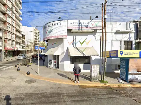 INMEJORABLE esquina en pleno centro comercial fte al FCGR - Venta Directa 
