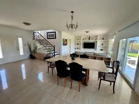 Casa en Venta con 2 cocheras