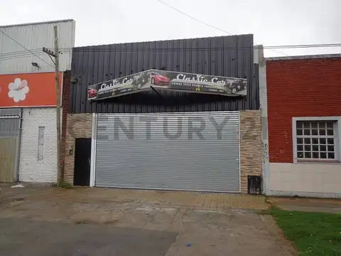 Galpon sobre avenida en venta en La Plata