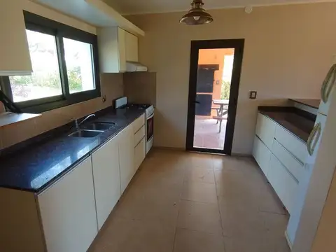 Casa 7 ambientes con 2 baños