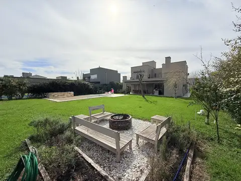 VENTA - Casa 4 dormitorios - San Sebastian, Funes