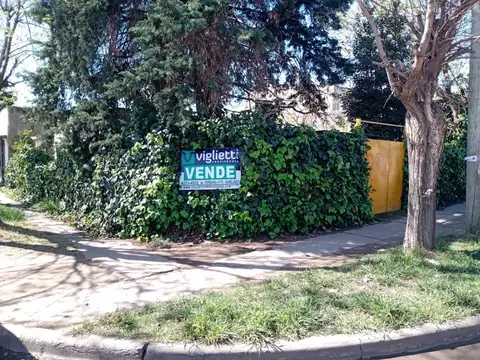 ÚNICA ESQUINA FRENTE A PLAZA EN BOSQUES CENTRO – U$S 45.000