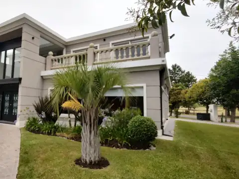 Casa 7 ambientes con 3 baños