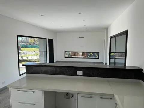 Casa 4 ambientes con 2 baños