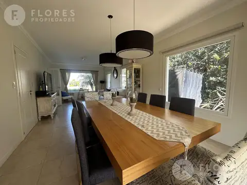 Casa 8 ambientes con 3 baños