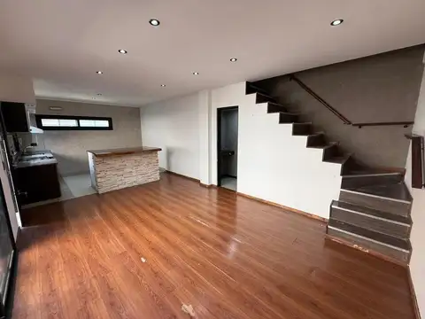 Dúplex 3 ambientes con patio y cochera en Munro