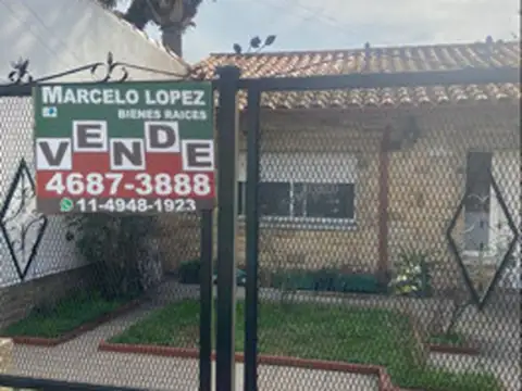 Casa de 3 ambientes con cochera  ,hermoso jardin al frente y fondo libre