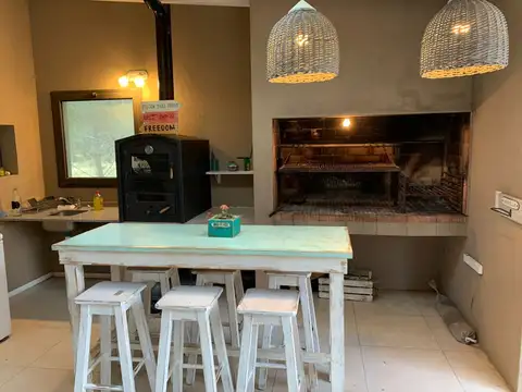 Casa 4 ambientes con 2 baños